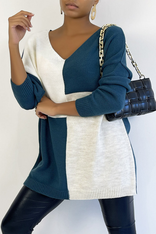 Oversized V-neck sweater with asymmetrical pattern in duck blue - 4