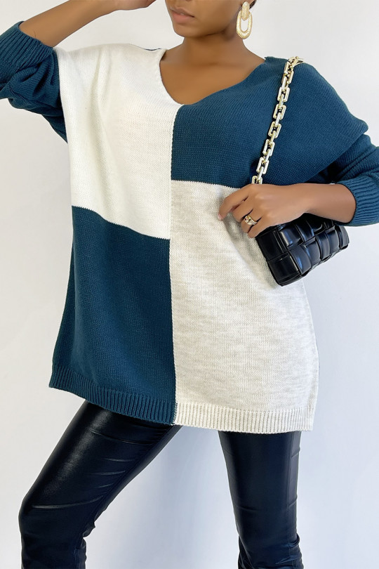 Oversized V-neck sweater with asymmetrical pattern in duck blue - 5