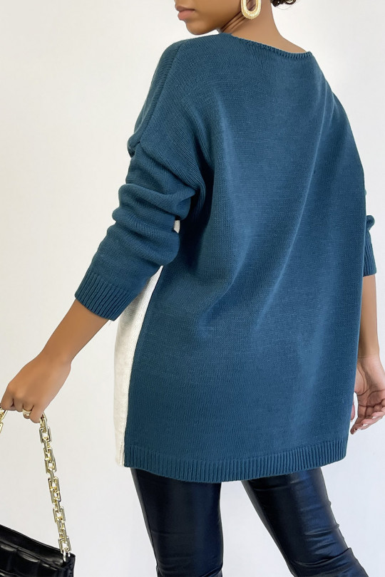 Oversized V-neck sweater with asymmetrical pattern in duck blue - 6