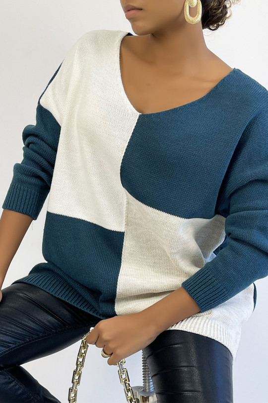 Oversized V-neck sweater with asymmetrical pattern in duck blue - 7