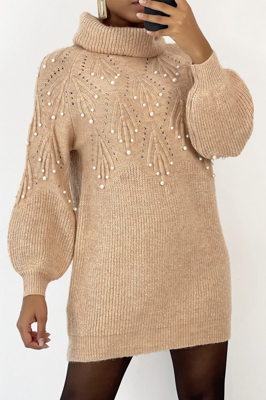 Loose powdery pink sweater dress with turtleneck knit with embossed pattern and pearls on the chest - 2