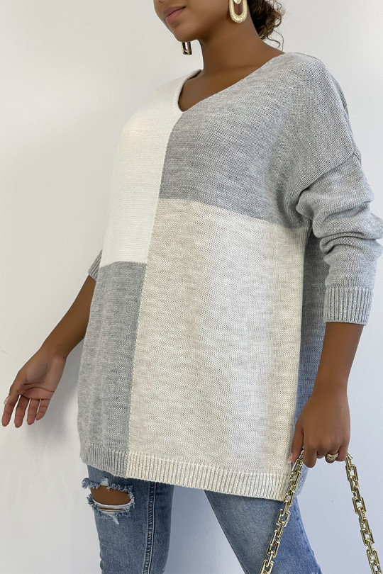 Oversized gray V-neck sweater with asymmetric pattern - 2