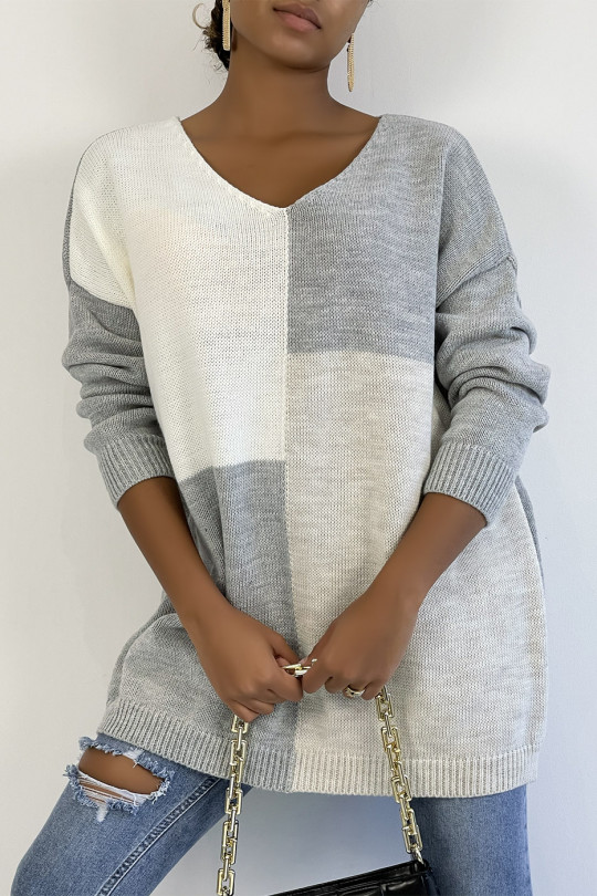 Oversized gray V-neck sweater with asymmetric pattern - 3