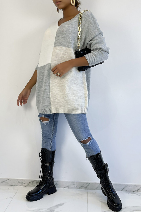 Oversized gray V-neck sweater with asymmetric pattern - 4
