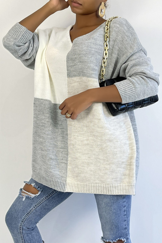 Oversized gray V-neck sweater with asymmetric pattern - 5