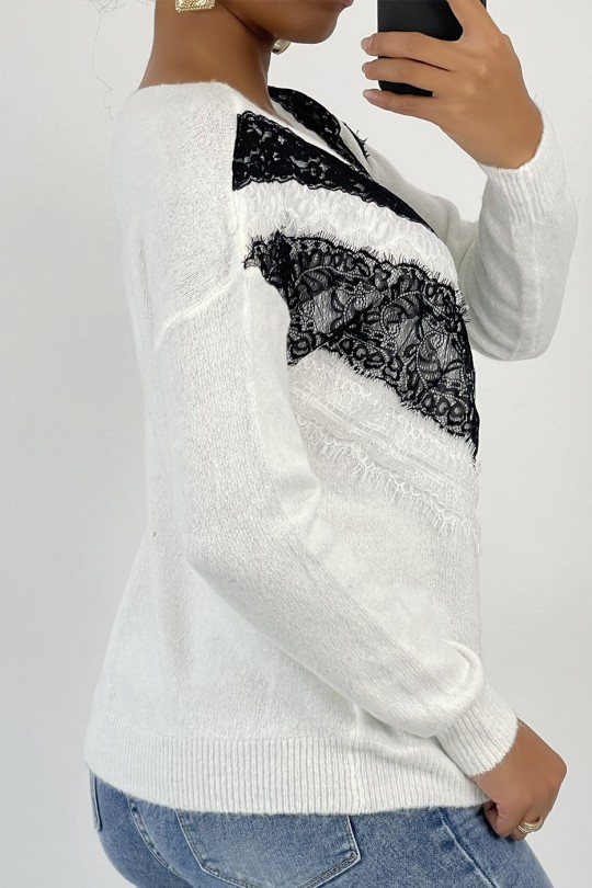 Lightweight white sweater with round neck and lace V pattern - 3