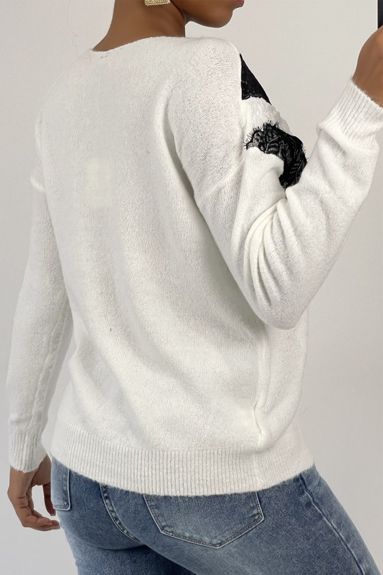 Lightweight white sweater with round neck and lace V pattern - 4