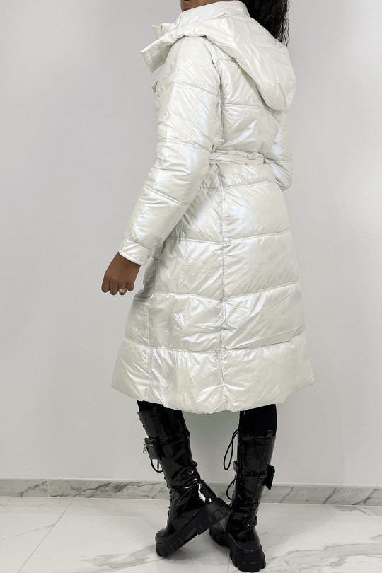 Long iridescent white quilted puffer jacket belted at the waist - 2