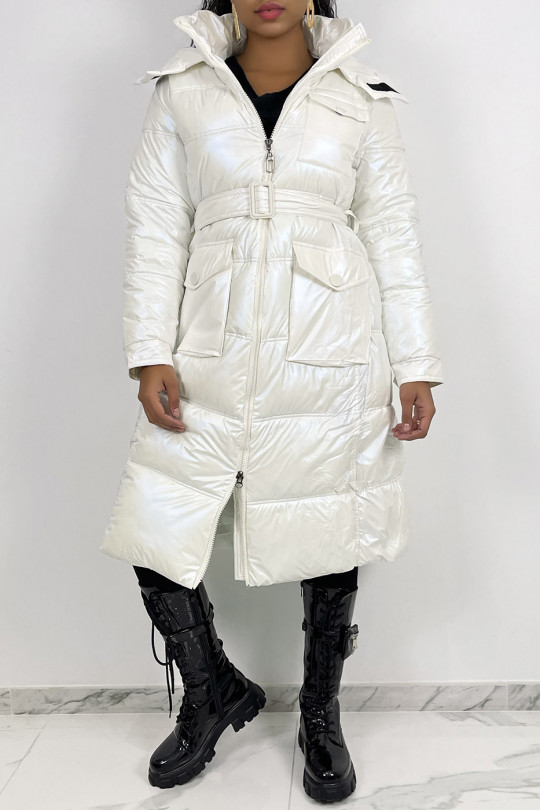 Long iridescent white quilted puffer jacket belted at the waist - 4