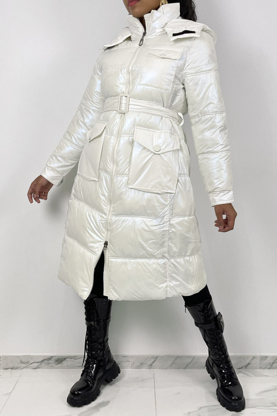 Long iridescent white quilted puffer jacket belted at the waist - 5