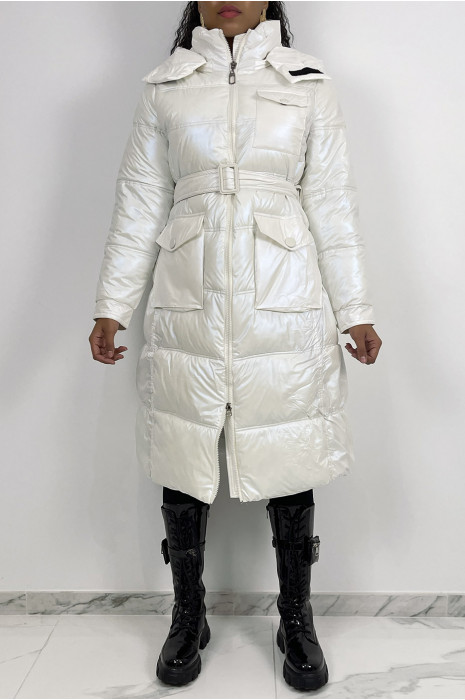 Long iridescent white quilted puffer jacket belted at the waist - 6