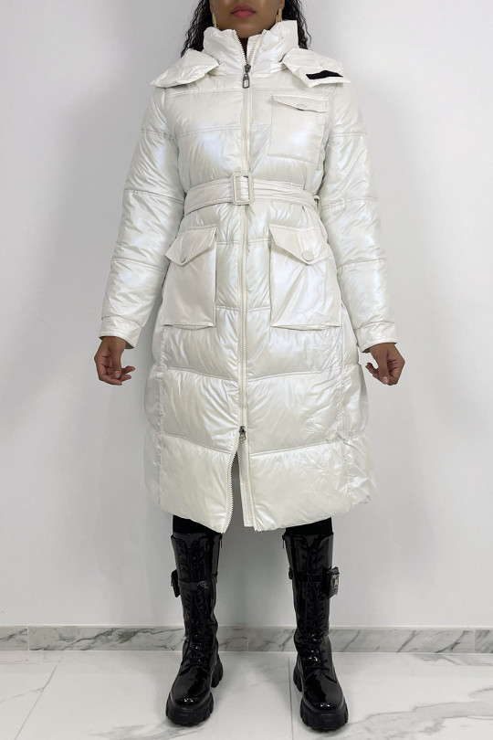 Long iridescent white quilted puffer jacket belted at the waist - 6