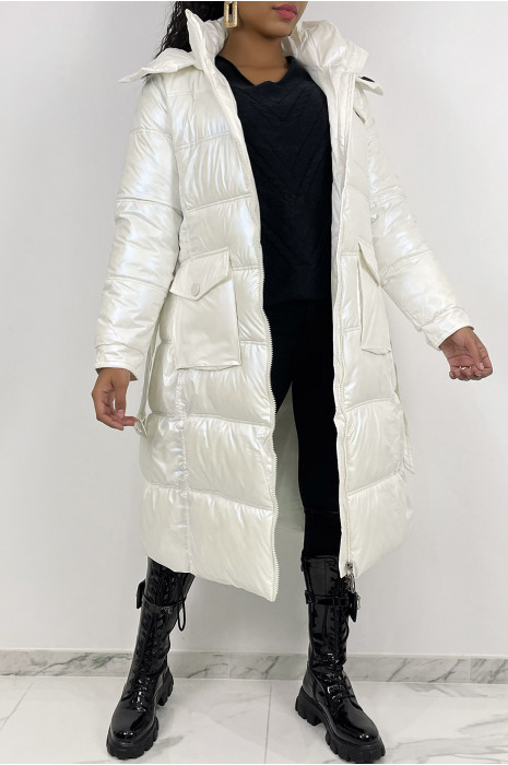 Long iridescent white quilted puffer jacket belted at the waist - 7