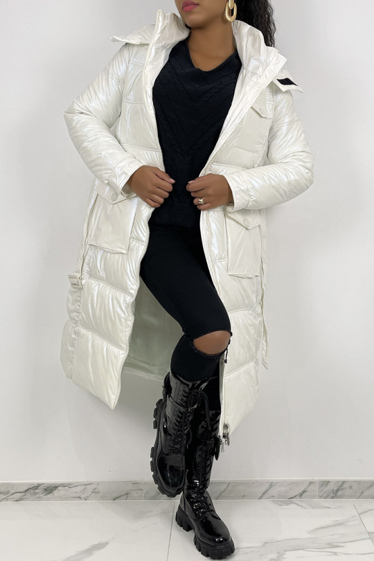 Long iridescent white quilted puffer jacket belted at the waist - 8