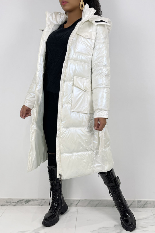 Long iridescent white quilted puffer jacket belted at the waist - 9
