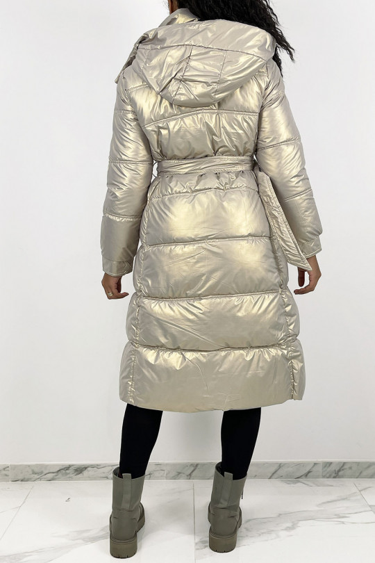 Long iridescent beige quilted puffer jacket belted at the waist - 1