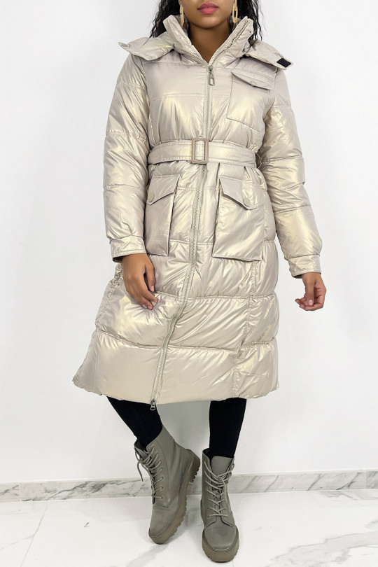 Long iridescent beige quilted puffer jacket belted at the waist - 4