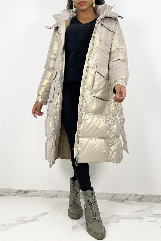 Long iridescent beige quilted puffer jacket belted at the waist - 5
