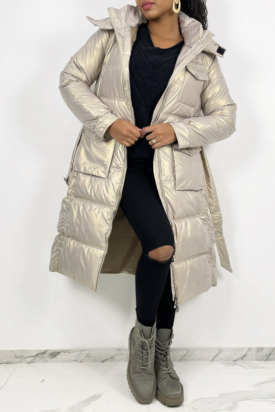Long iridescent beige quilted puffer jacket belted at the waist - 6
