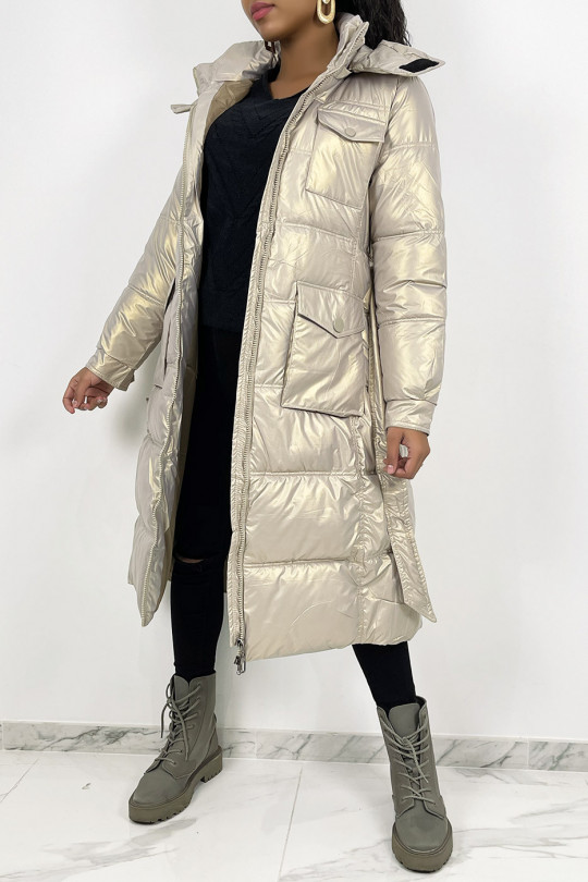 Long iridescent beige quilted puffer jacket belted at the waist - 7