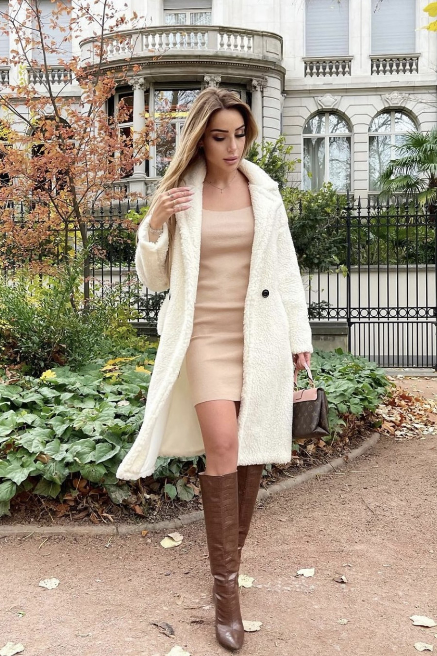 Manteau blanc longueur genoux coupe droite effet moumoute à col à revers et poche latéral - 1