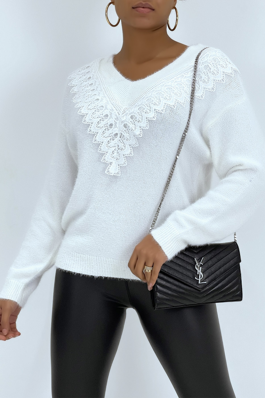 Pull duveteux blanc à dentelle sur le col V - 3