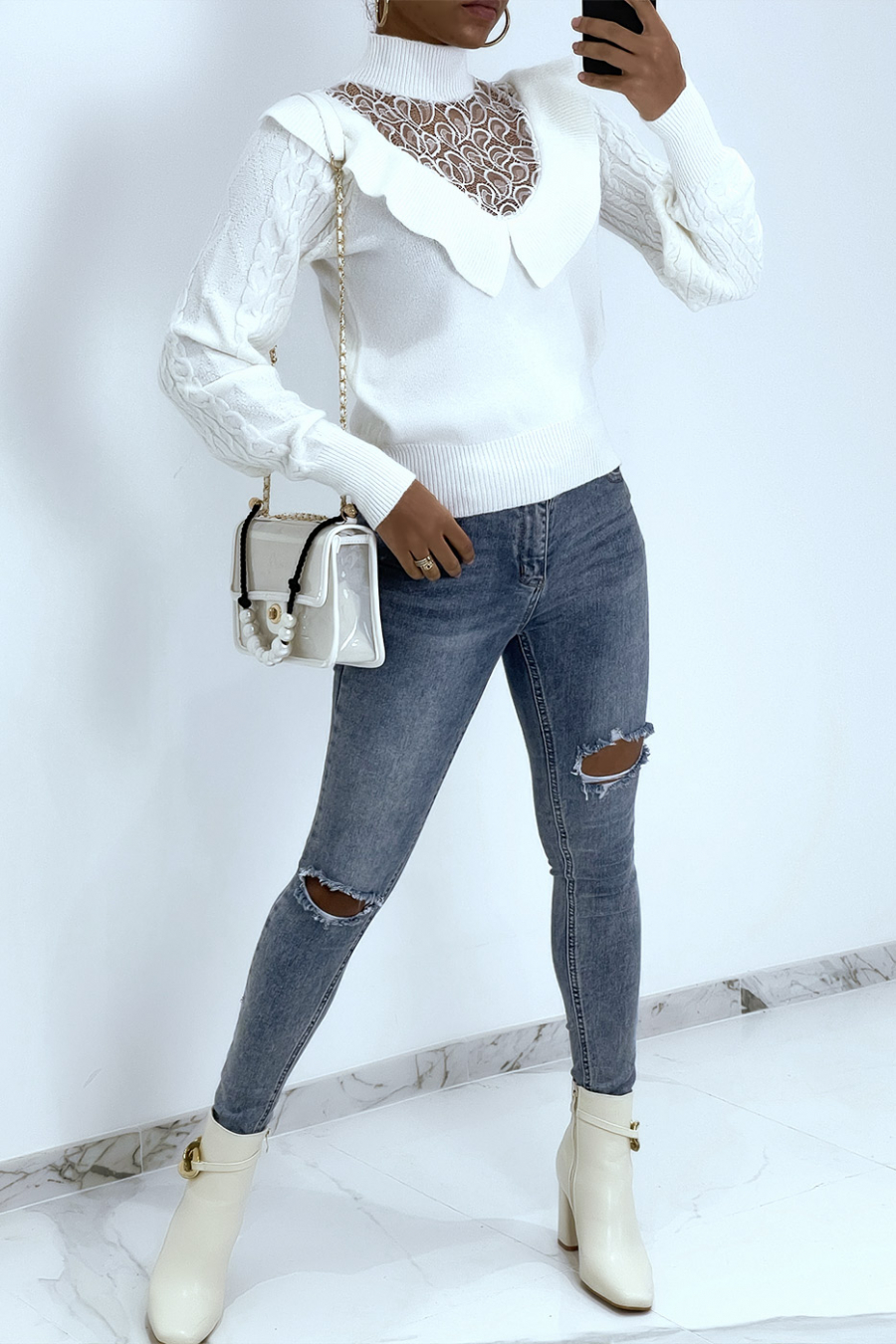 Pull blanc à col montant en dentelle et à volants - 1
