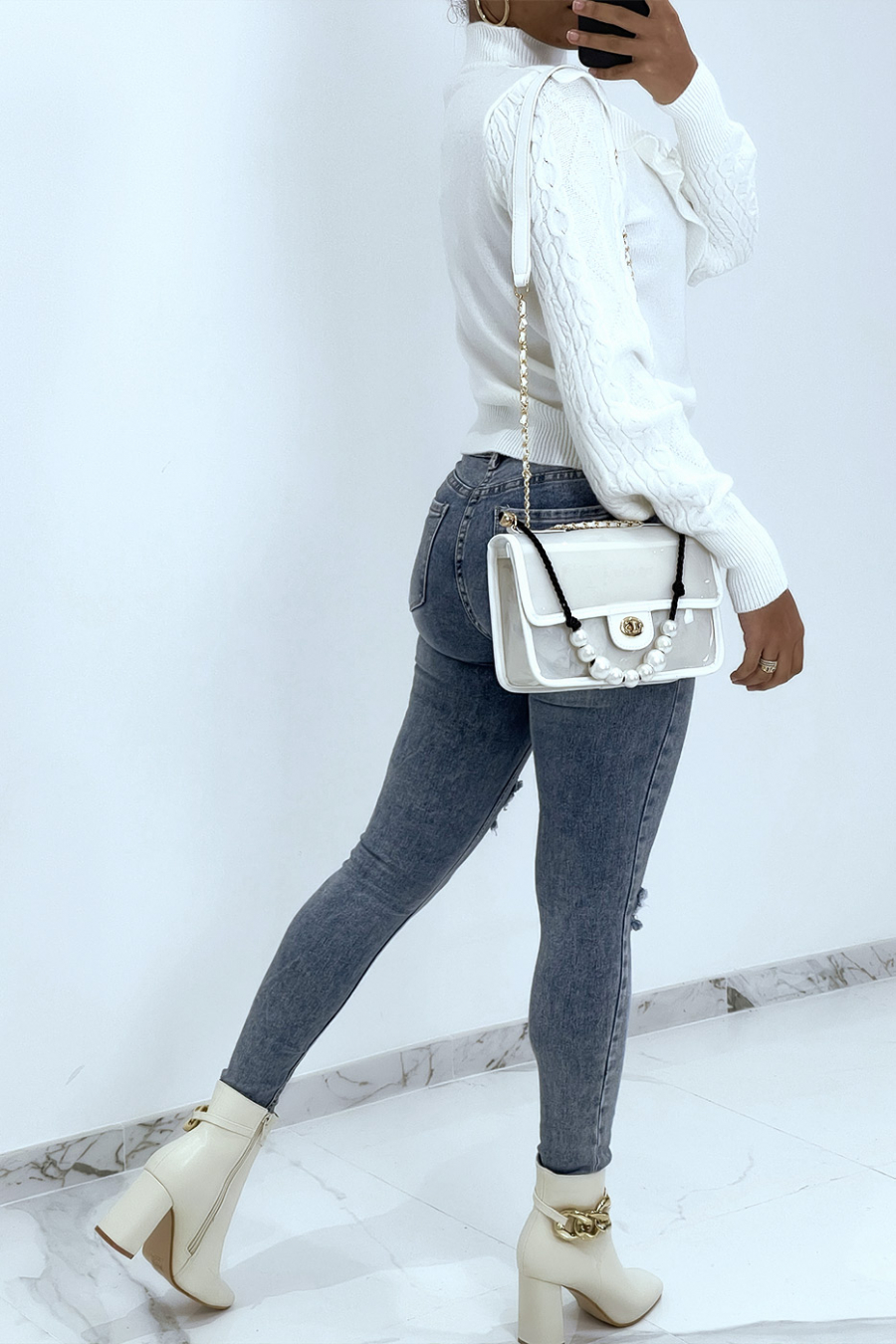 Pull blanc à col montant en dentelle et à volants - 4