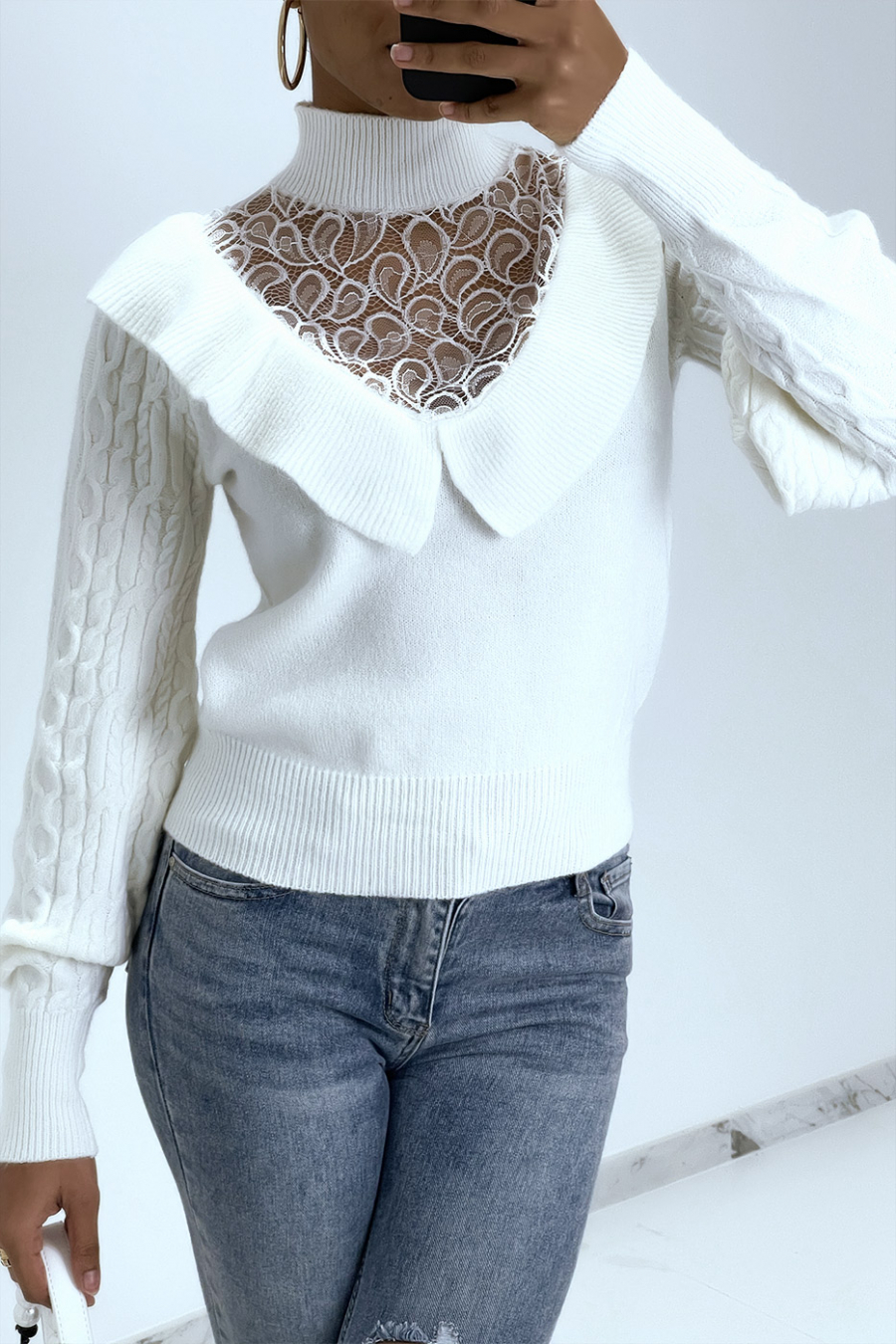 Pull blanc à col montant en dentelle et à volants - 6