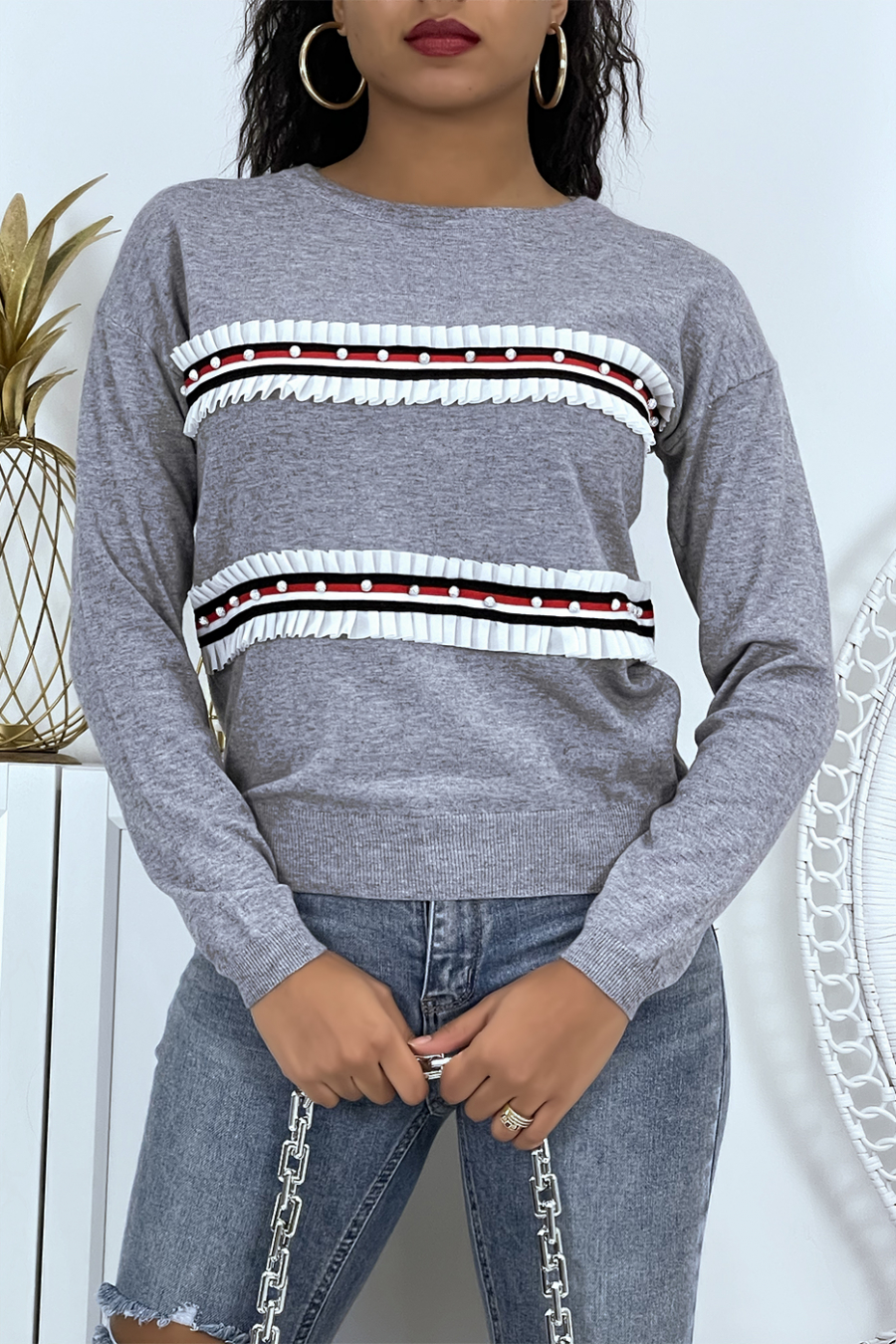 Classic gray sweater with round neck and pearl bands and ruffles