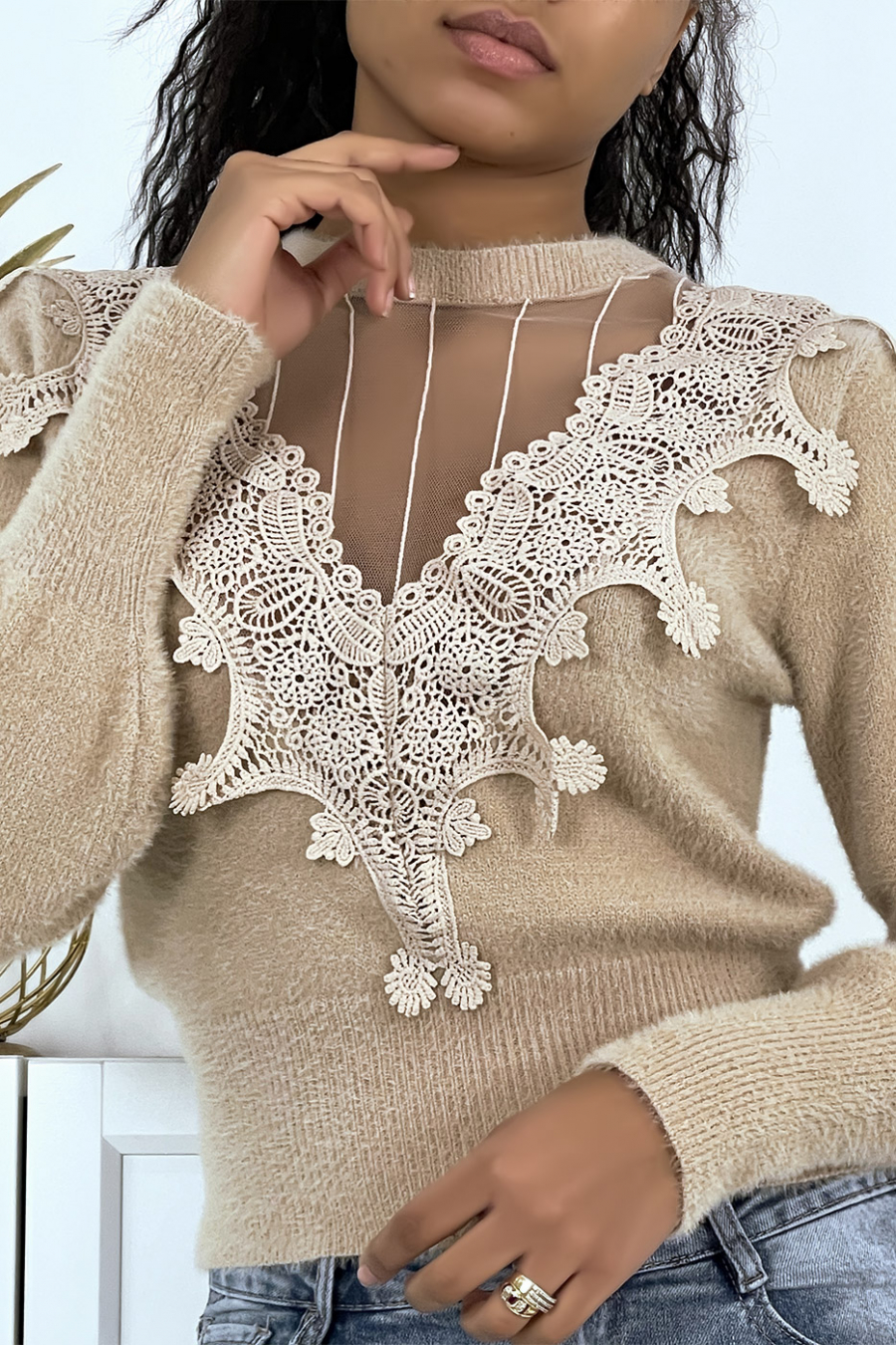 Pull doux taupe à décolleté et dentelle - 4