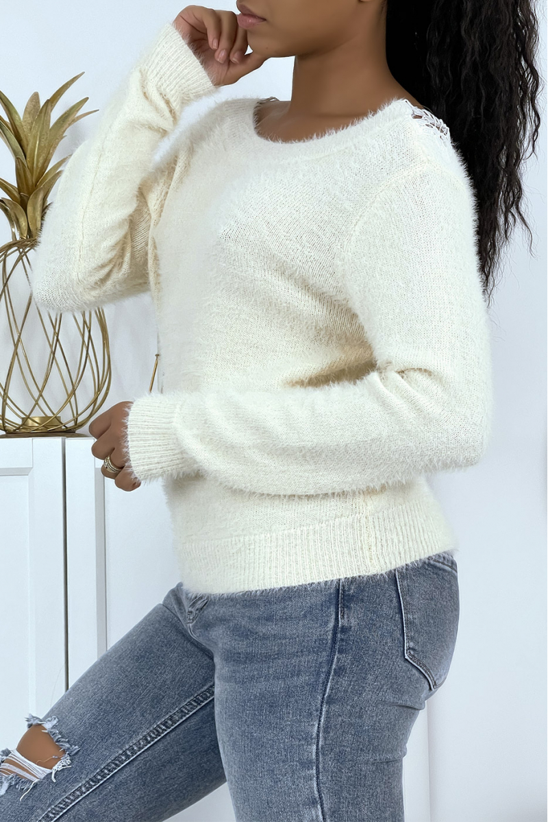 Pull duveteux beige ajouré dans le dos - 3