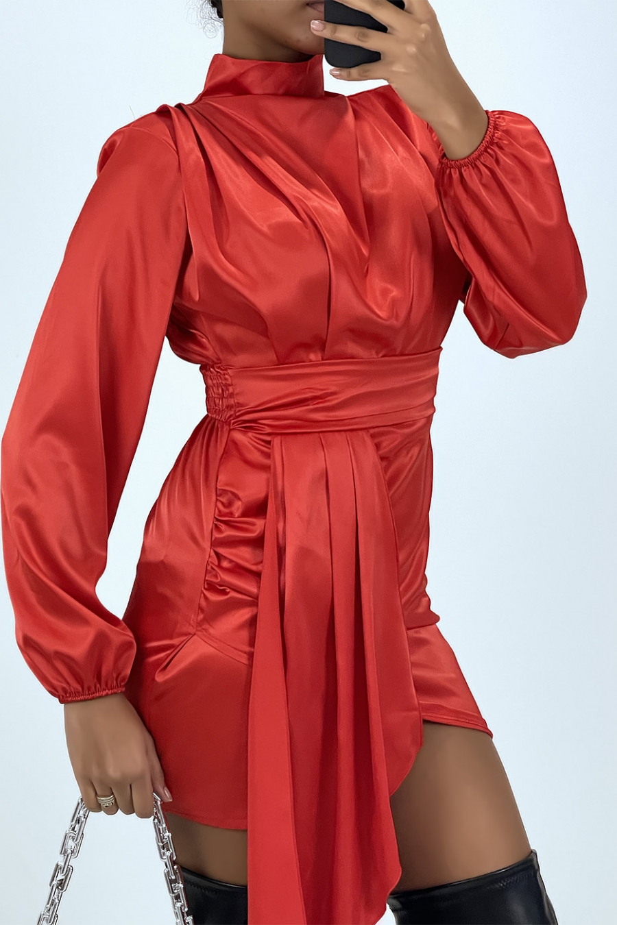 Robe rouge satiné avec volant - 3