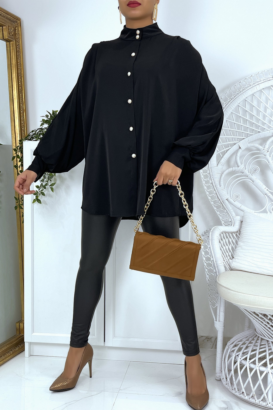 Oversized black shirt with shoulder pleats - 11