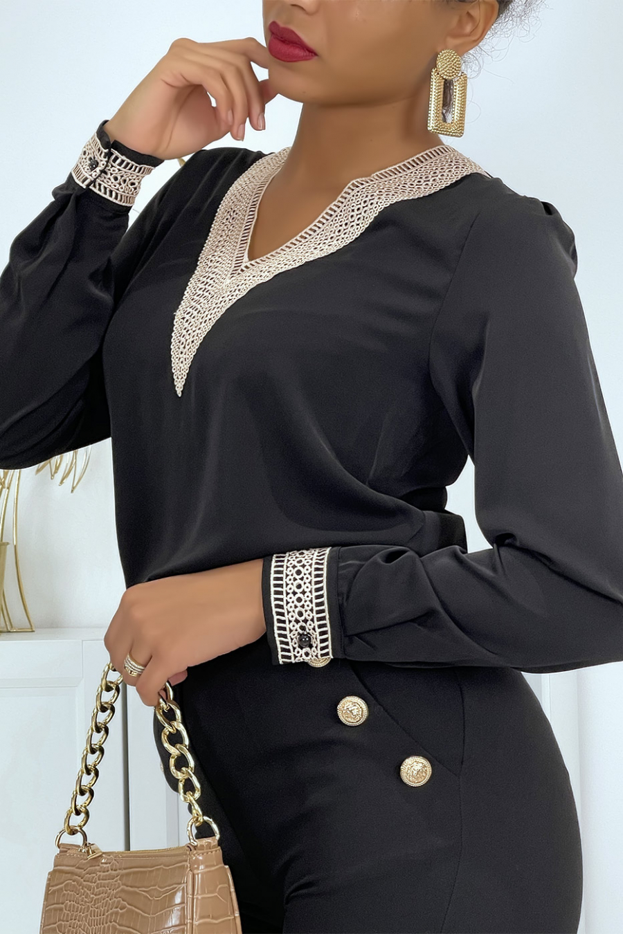 Blouse col V noir avec dentelle au col et aux manches. Blouse femme - 3