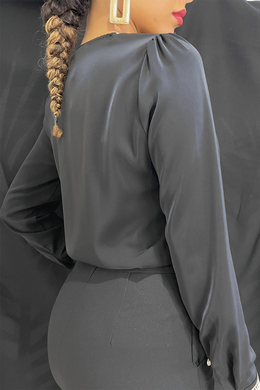 Zwarte V-hals blouse met kant aan de kraag en mouwen. Damesblouse - 7