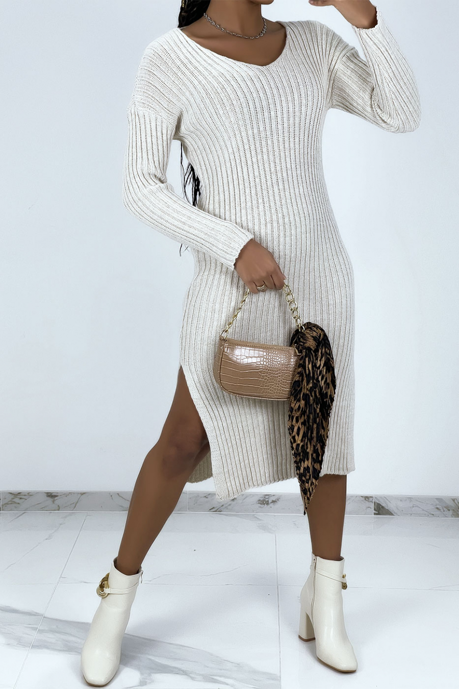 Robe pull beige mi-longue fendue des deux côtés - 2