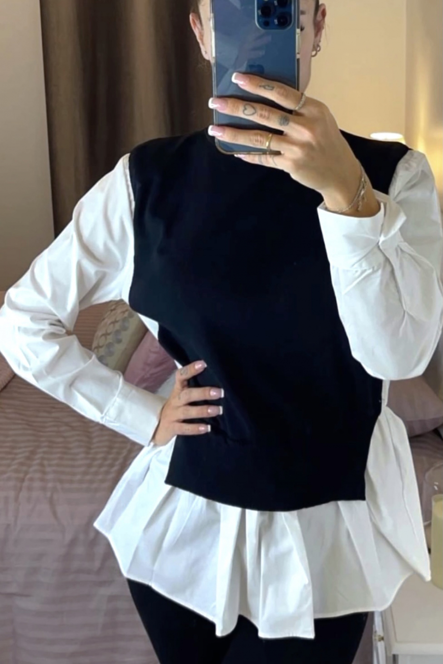 Zwarte trui van twee materialen met asymmetrisch gesneden overhemd - 1