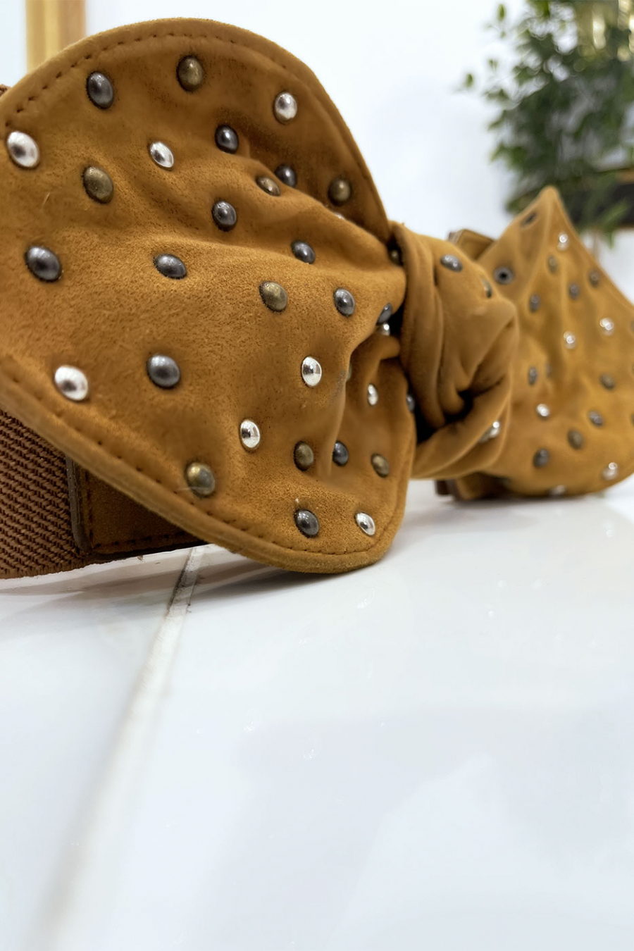 Ceinture élastique camel avec noeud clouté en suédine - 6
