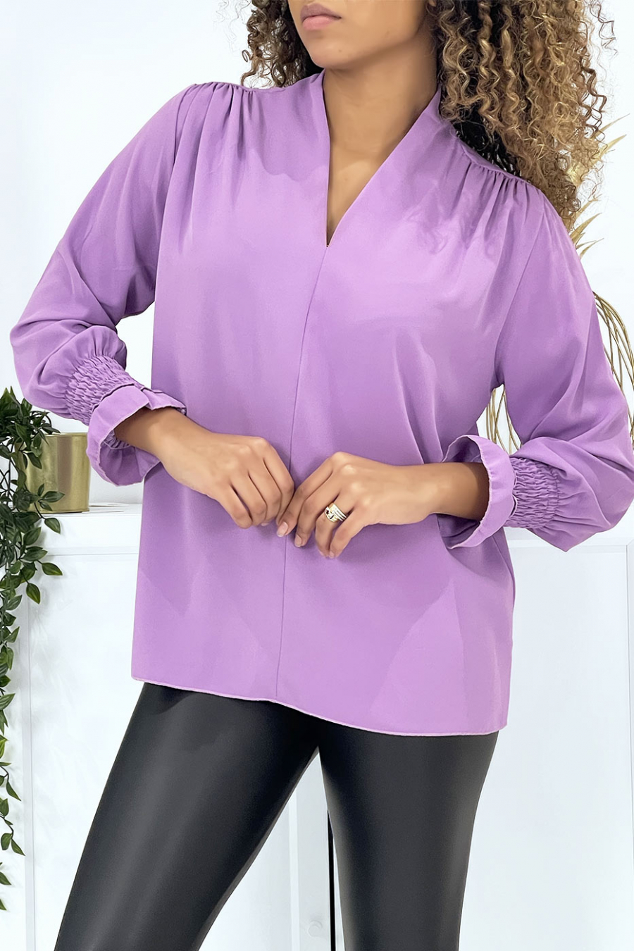 Blouse lilas col V avec fonce aux bras - 3