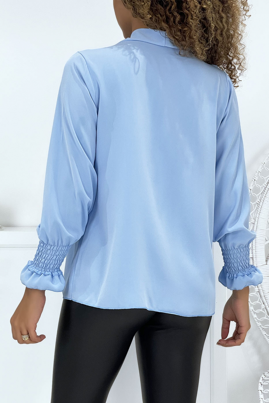 Blouse turquoise col V avec fonce aux bras - 4
