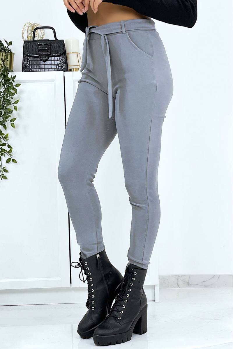 Pantalon slim gris avec poches et ceinture. Pantalon femme - 1