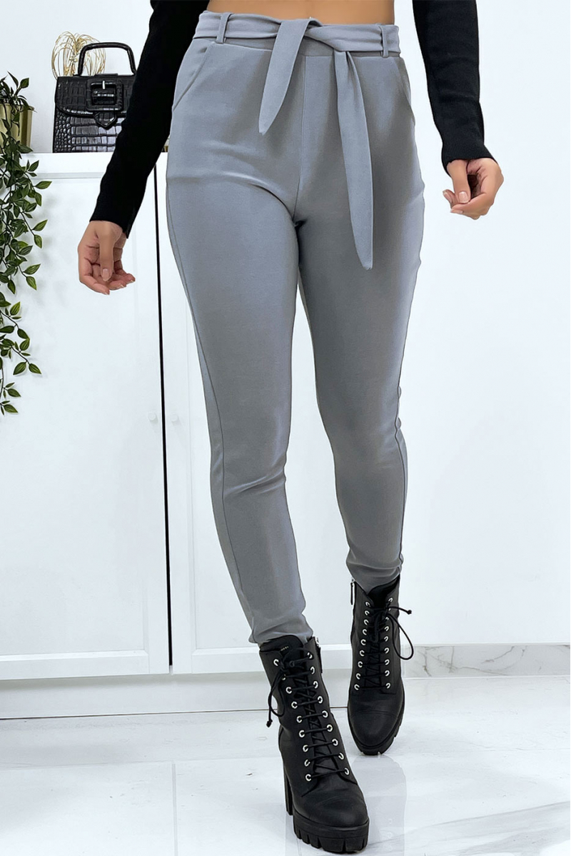 Pantalon slim gris avec poches et ceinture. Pantalon femme - 5