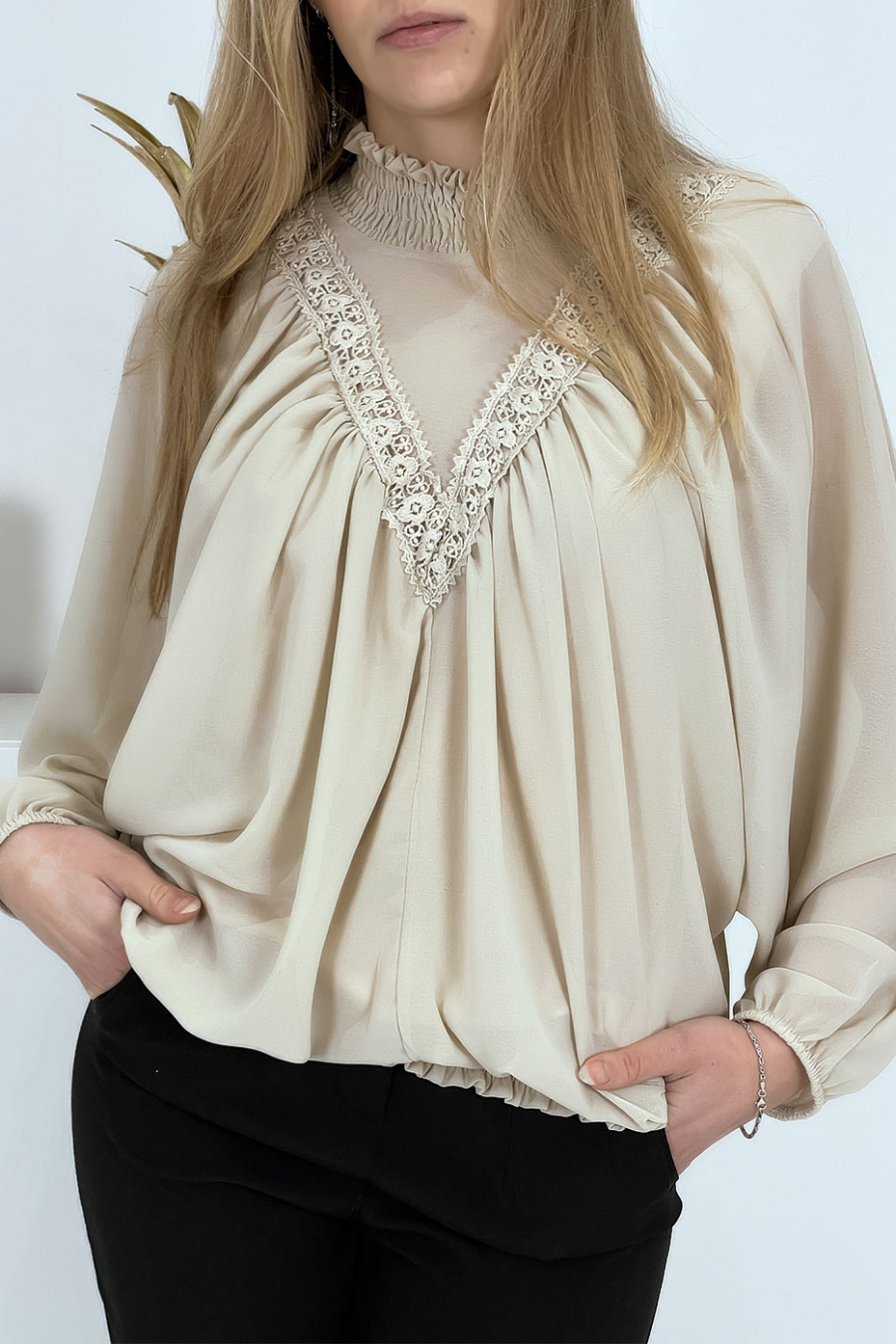 Beige damesblouse met opstaande kraag - 5