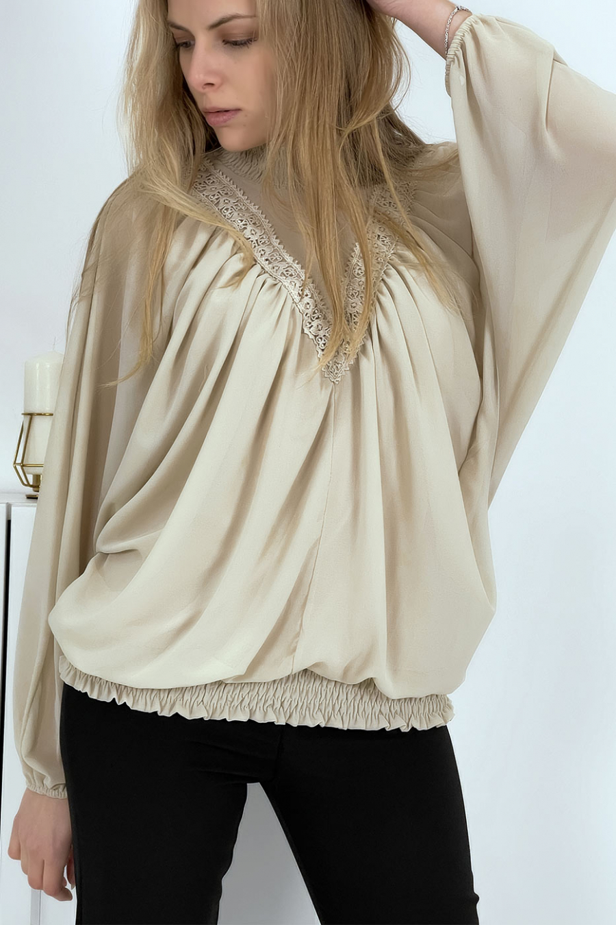 Beige damesblouse met opstaande kraag - 1
