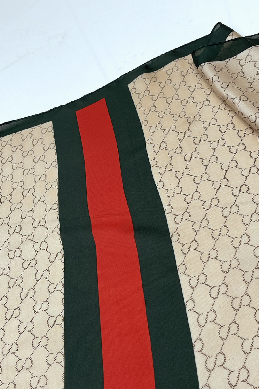 Foulard en soie beige à imprimé luxe et bande rouge - 2