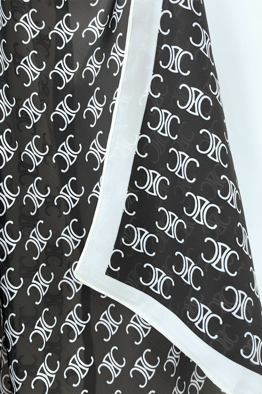 Multipurpose black silk scarf with luxury "C" print - 3