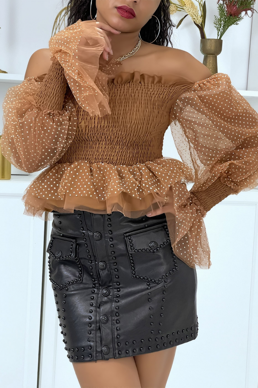 Bruine top met boothals, volant en voile mouwen - 2