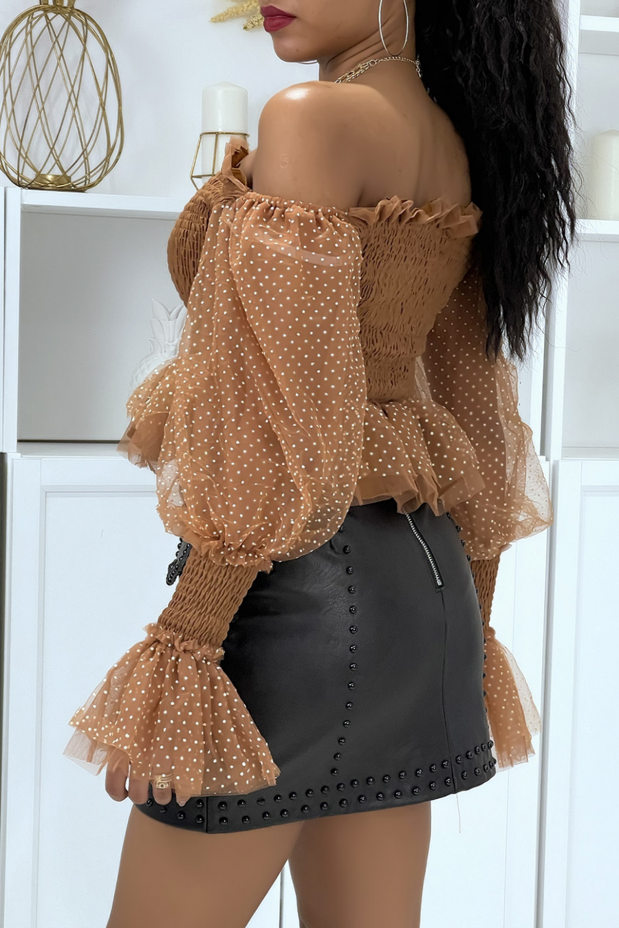 Bruine top met boothals, volant en voile mouwen - 4