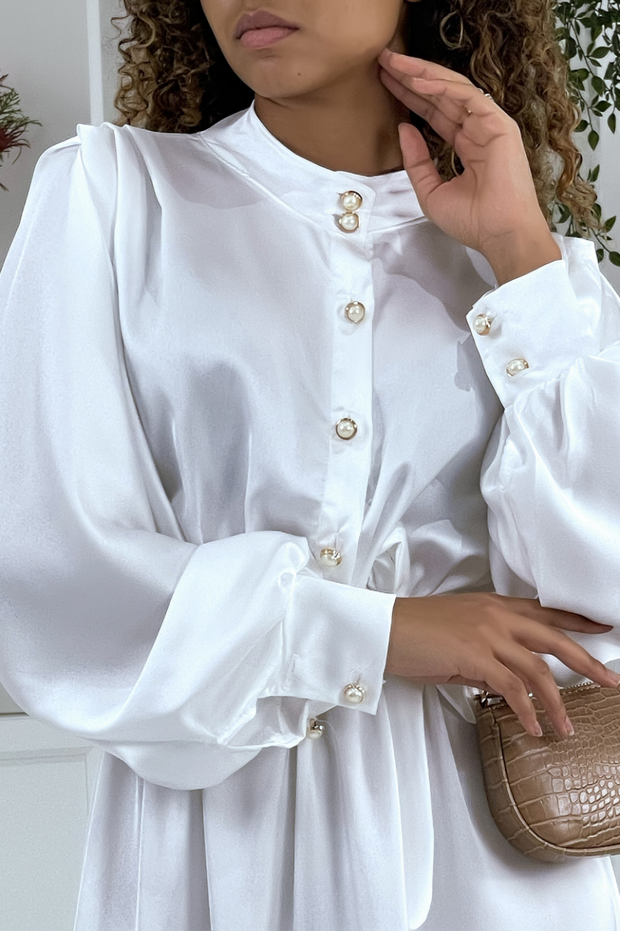 Lange witte satijnen jurk met lange mouwen - 5